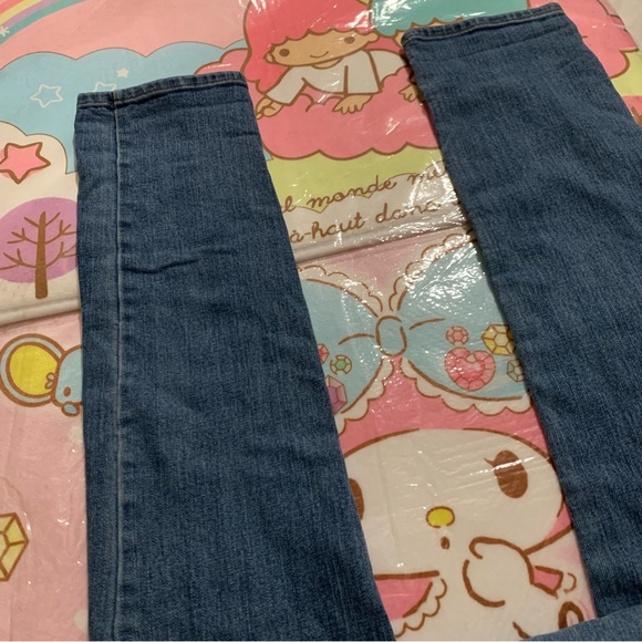 Old Navy Curvy Profile Mid Rise Stretchy Jeans - Picture 8 of 11